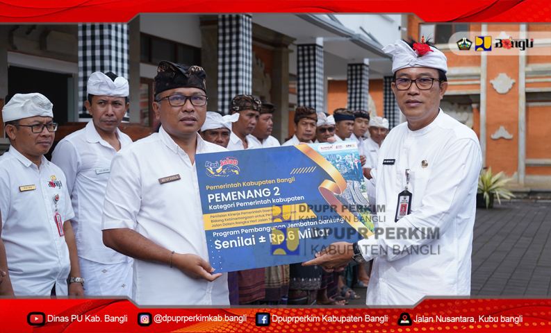 PENYERAHAN PIALA JUARA 2 LOMBA JALAN ,  DALAM RANGKA HARI JALAN DI KEMENTRIAN PUPR